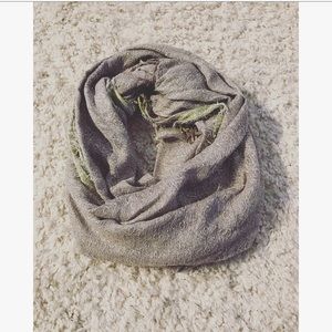 Theodora of Callum scarf (silver/ green)